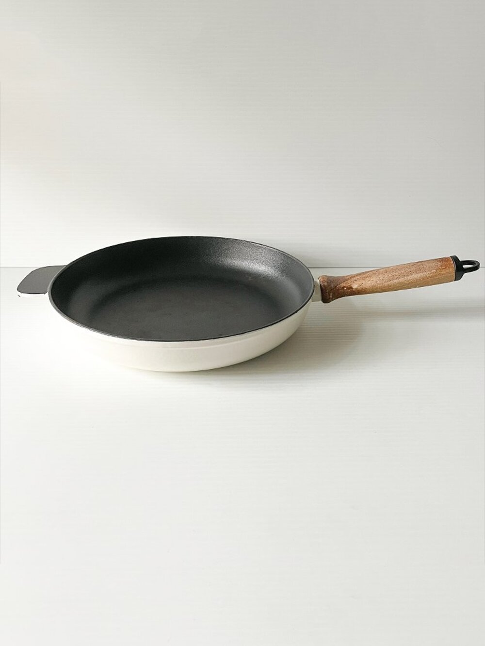 Vintage Enamel Cast Iron Fry Pan Skillet 11" White Wooden Handle